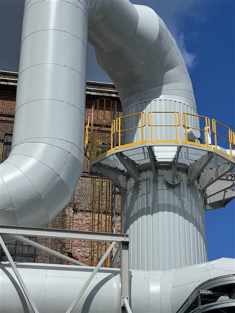 Dūmų kanalas su skardine izoliacijos apdaila ir pramonine platforma