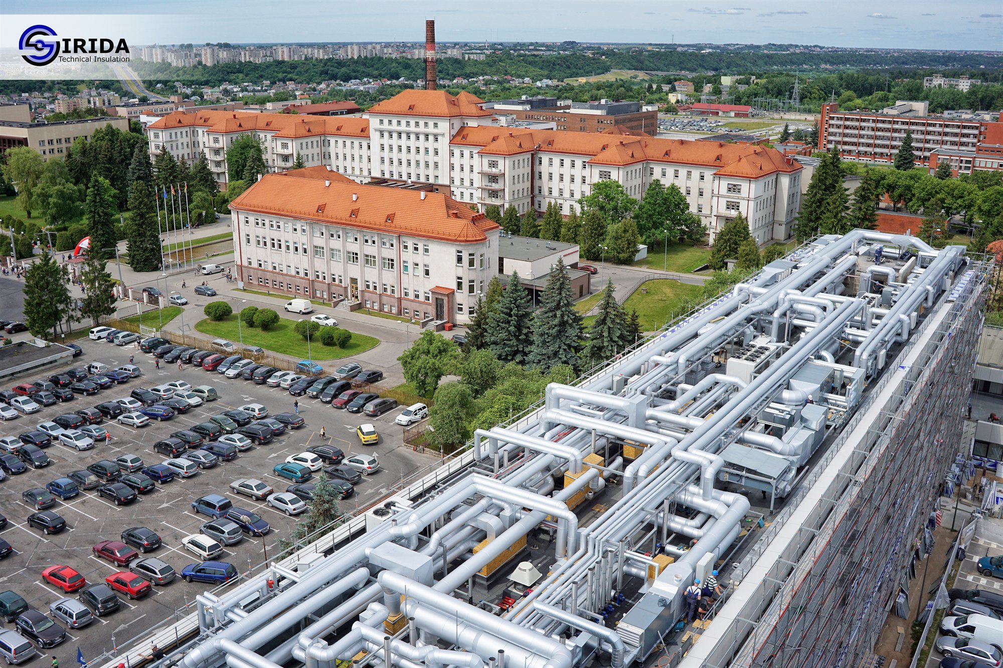 Klinikos panoraminis vaizdas su UAB „Sirida“ logotipu ir izoliuotais ortakiais ant stogo